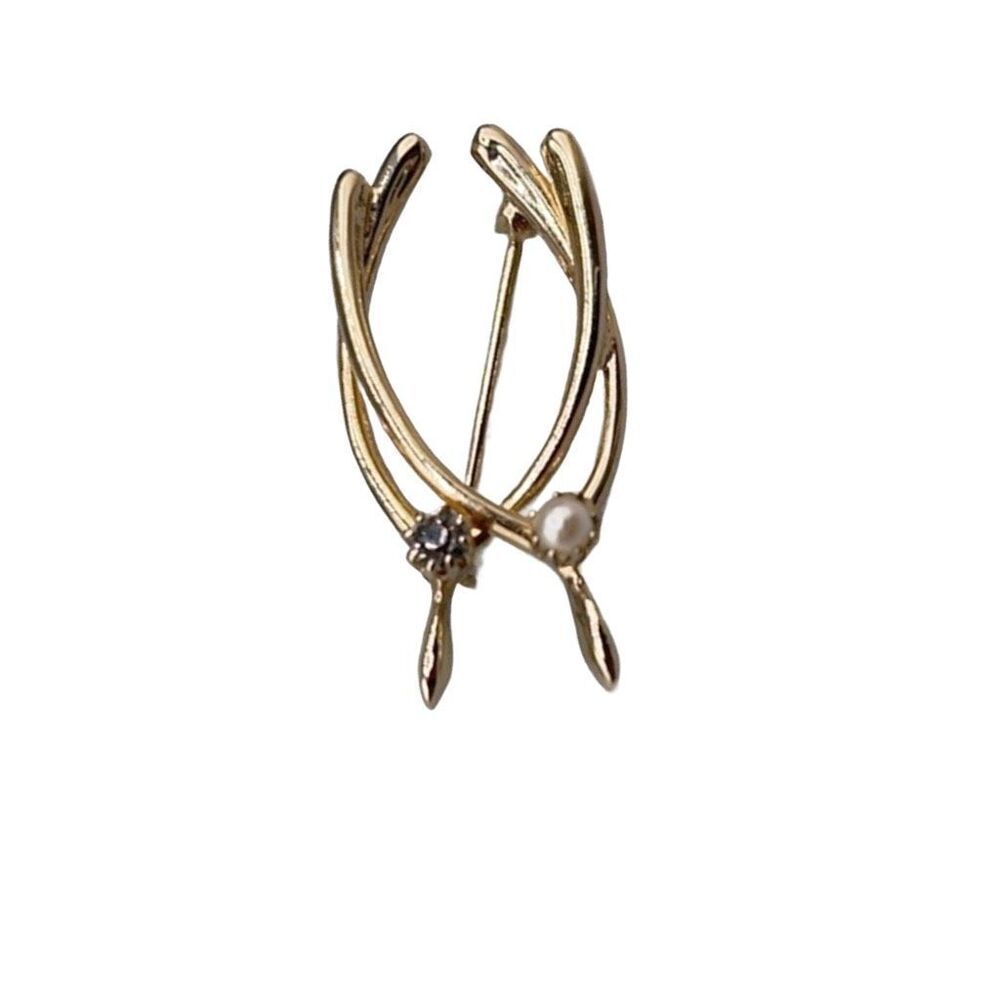 Vintage double wishbone brooch.